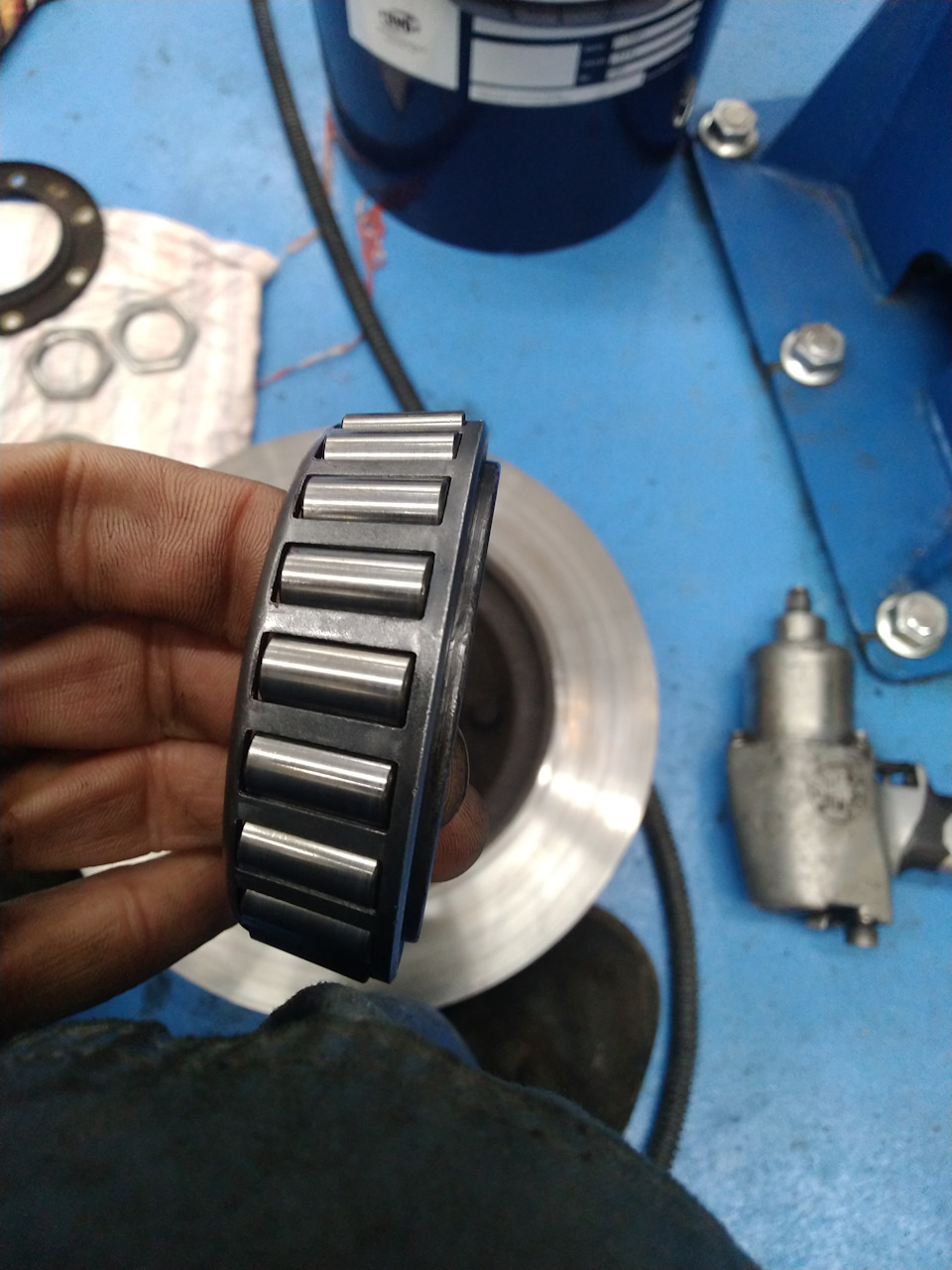 взяв в руки и повертев по-всякому, проверить каждый ролик и внутреннюю обойму — Toyota Hilux Surf (2G)