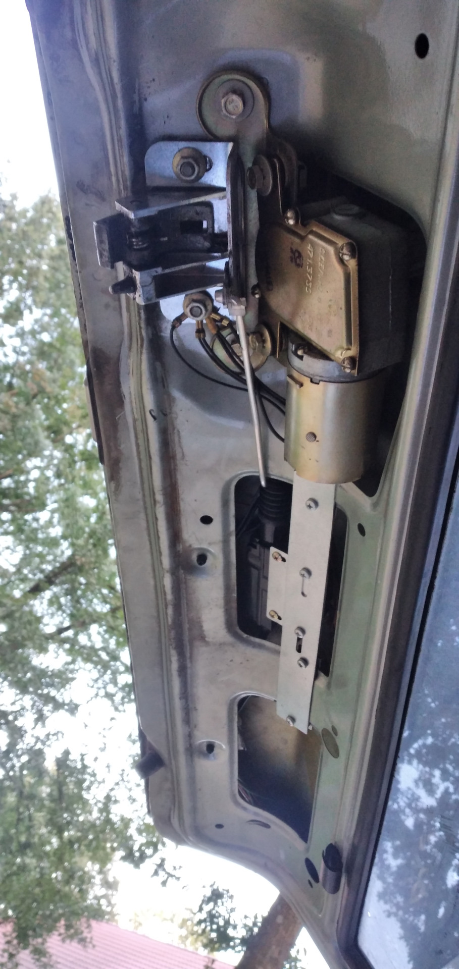 Открытие багажника с кнопки ваз 2101. Дистанционное открывание багажника. Кнопка багажника 21099. Замок багажника на 2107 от нивы 213. Дистанционное открывание багажника дискавери спорт 1.