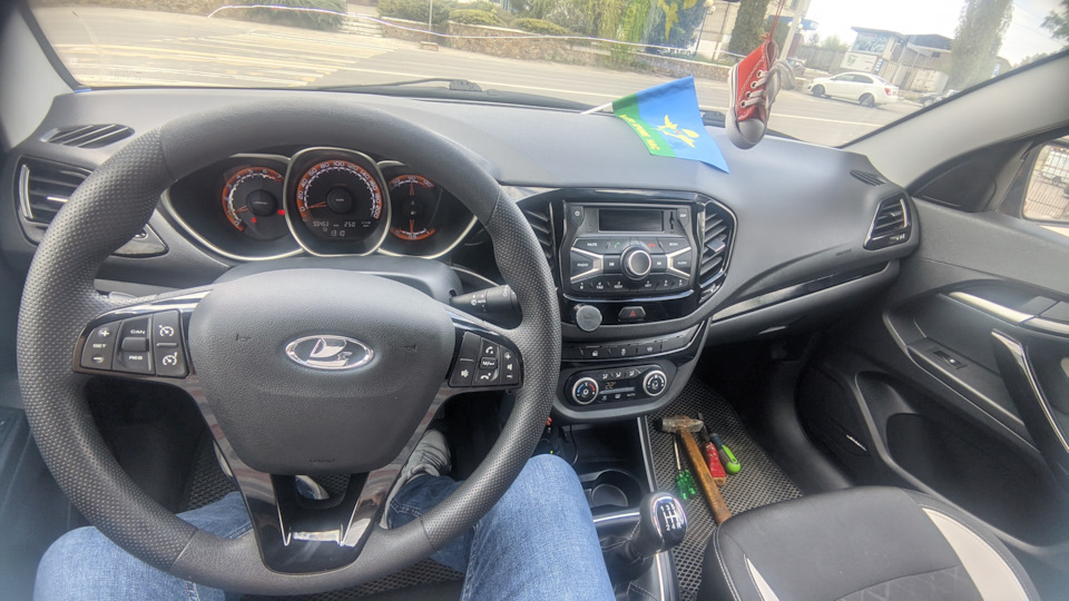 Эргономика у Весты лушче. Тот же руль регулируется в двух плоскостях, а у пыжика только по вертикали. Так же карманы, ниши, огромный подлокотник, производитель учел почти все, кроме момента, куда класть телефон. На Автовазе все ходят с кнопочными нокиями и им хватает ниши под блоком климата? — Lada Vesta SW Cross (1G)