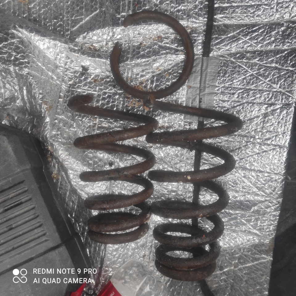 Задние пружины lada priora хэтчбек. Задние пружины volkswagen jetta 2. Как правильно поставить пружину заднюю. Ваз 2105 без задних пружин. Веста проставки под задние амортизаторы и пружины чертеж.