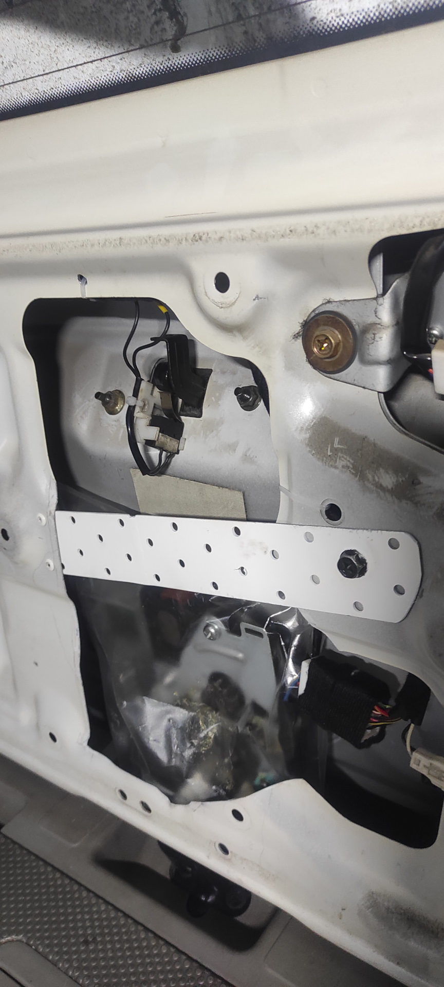 Доводчик багажника часть3 электрическая — Nissan X-Trail I (t30), 2 л ...