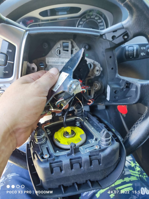 Removal and installation of a steering column (Chassis / Steering / Ford Fusion 