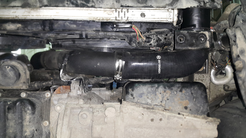 Пайп и патрубок на дроссель. Очень небольшие зазоры между двигателем и вентилляторами. Пришлось немного попотеть, чтобы ничего не задевало. — Skoda Yeti