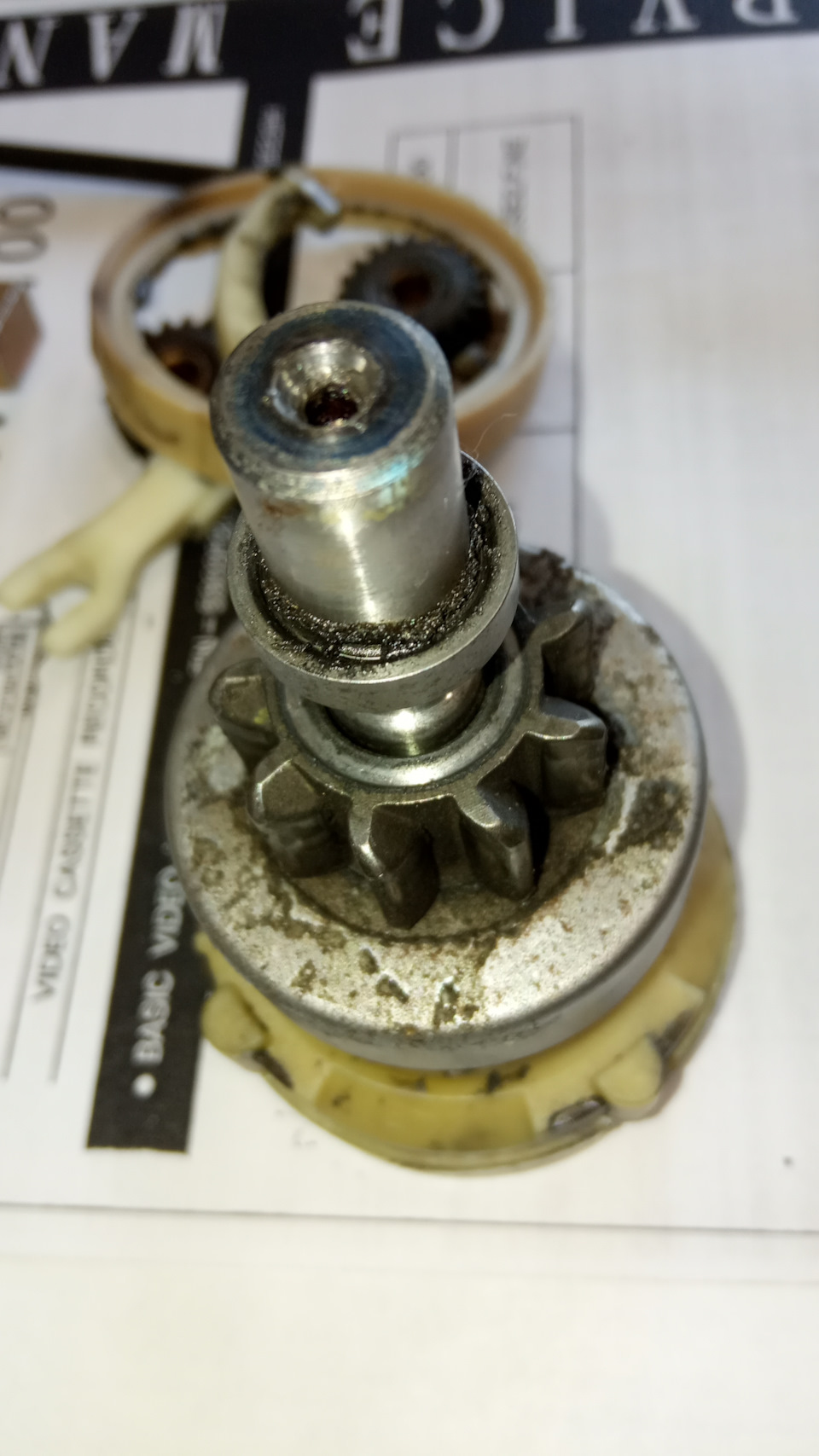 а вот это кольцо снять не смог: съемнику не поддалось, внутреннее кольцо отдельно тоже не выходит — KIA Rio (3G)