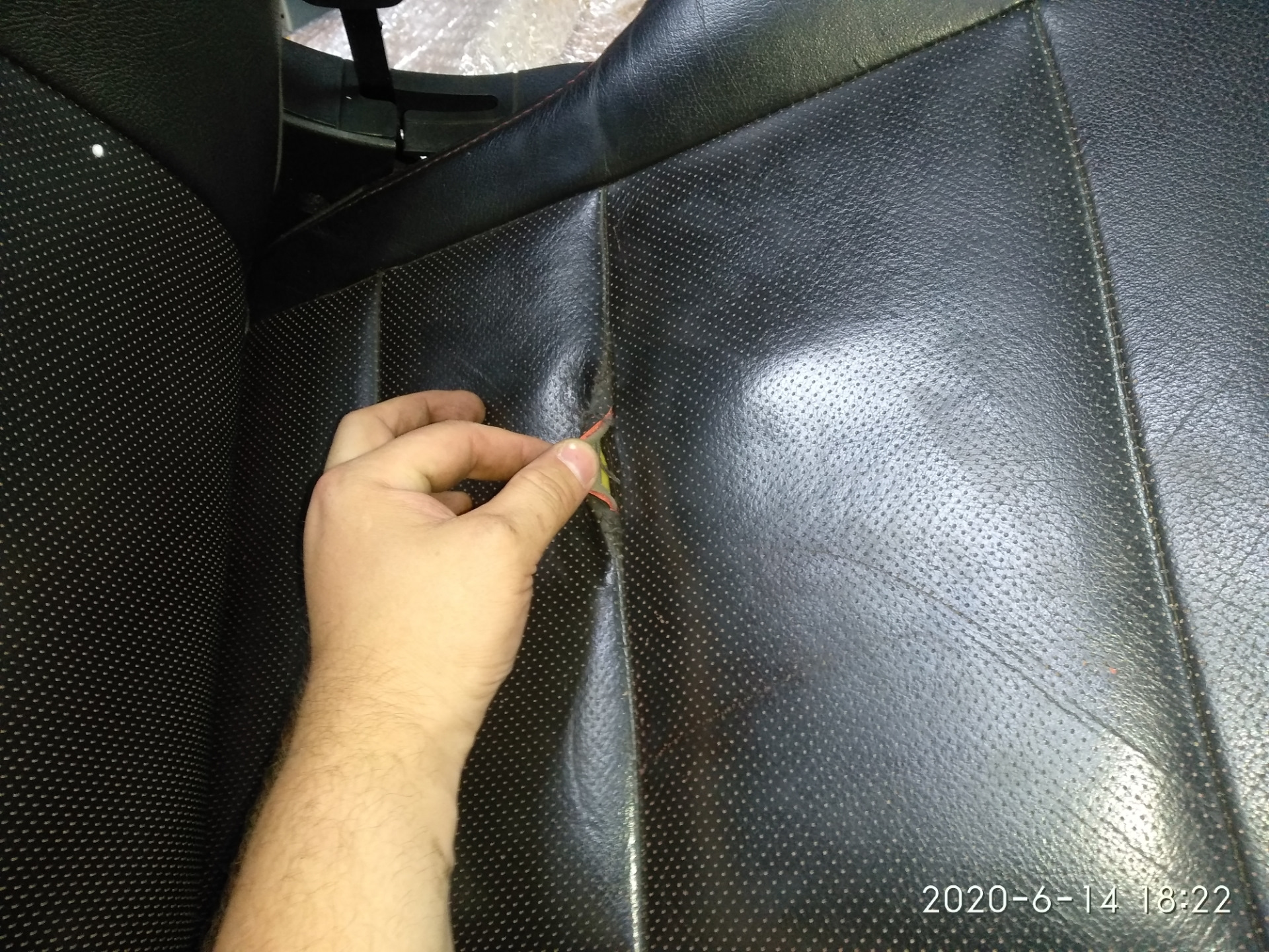 Зашить кожу на сиденье автомобиля