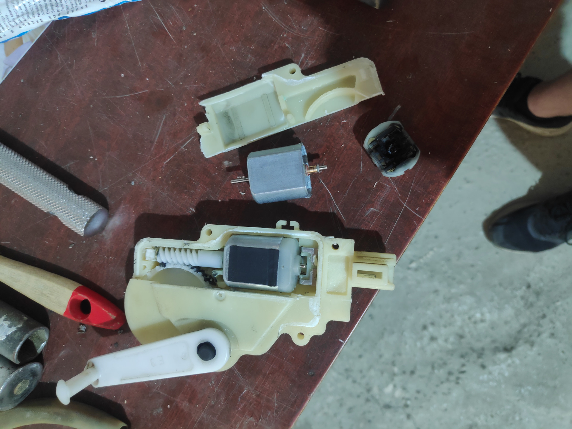 Замена моторчика замка. — Toyota Yaris (p1), 1 л, 2001 года | своими ...