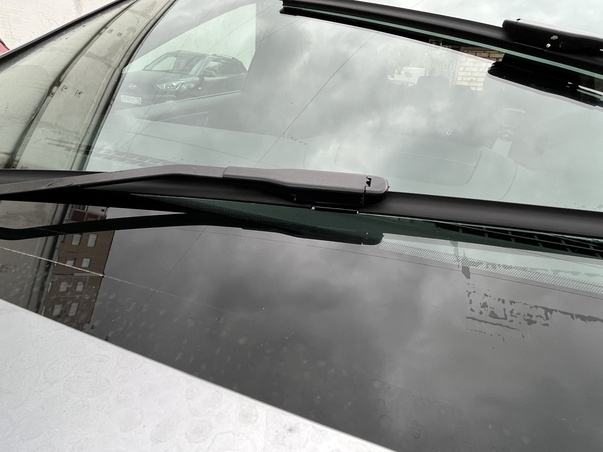 Замена щеток стеклоочистителя лобового стекла — Ford Edge (2G), 2 л ...