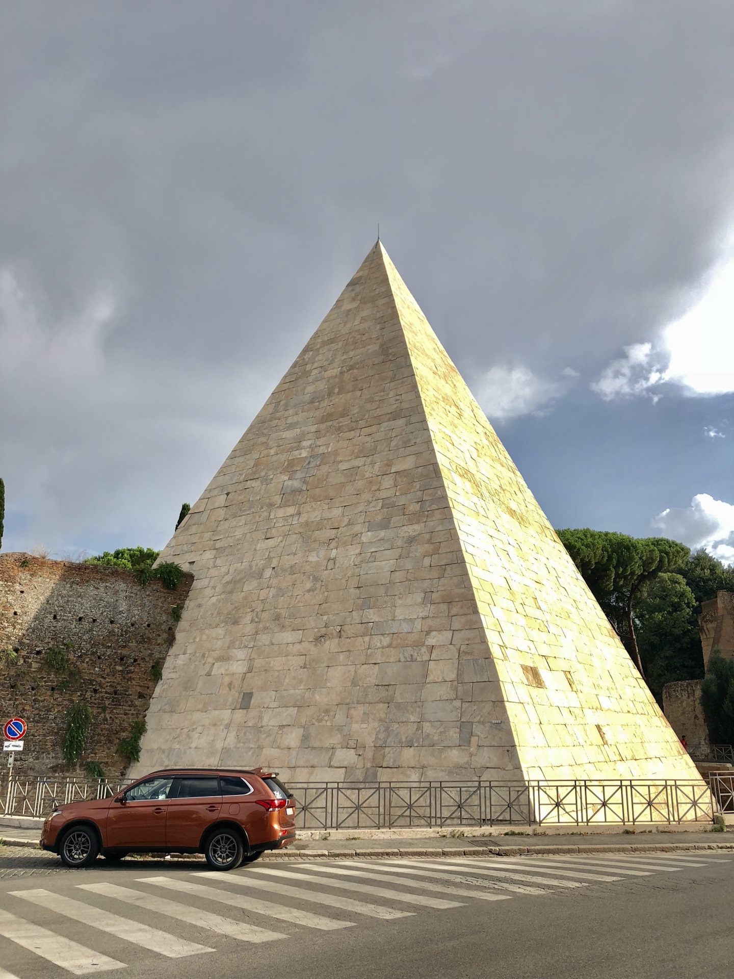 Пирамиды в риме