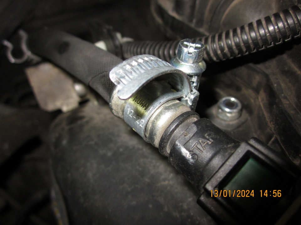 Прямо поверх завальцовки затянул червячный хомут — Lada Vesta SW (1G). Запчасти на фото: 13012024