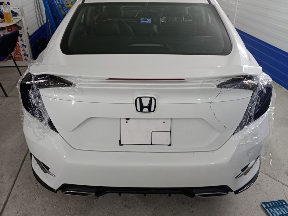 Дальше начинаем примерять спойлер — Honda Civic 4D (10G)