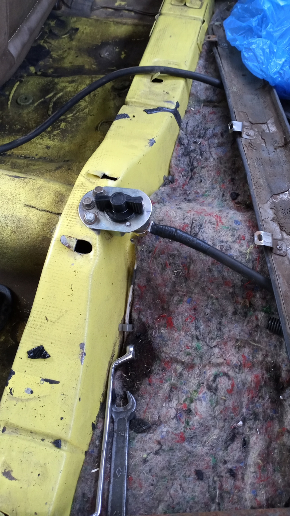 Перенос аккумулятора в багажник — Lada 2106, 1,6 л, 1977 года | своими ...