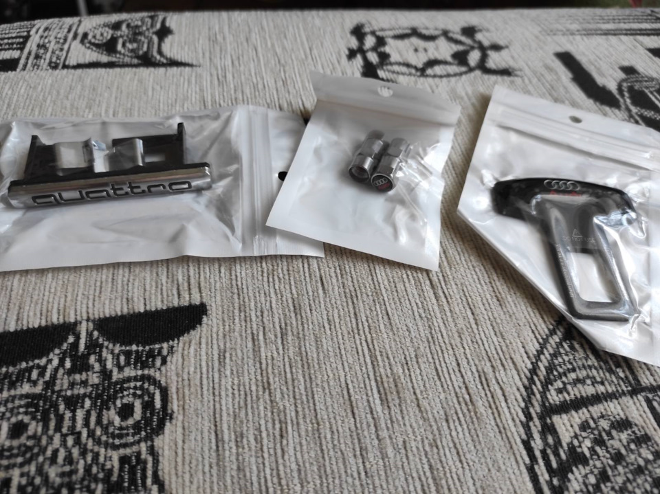 шильдик quattro, конечно же колпачки и заглушка ремня — Audi A6 (C6)