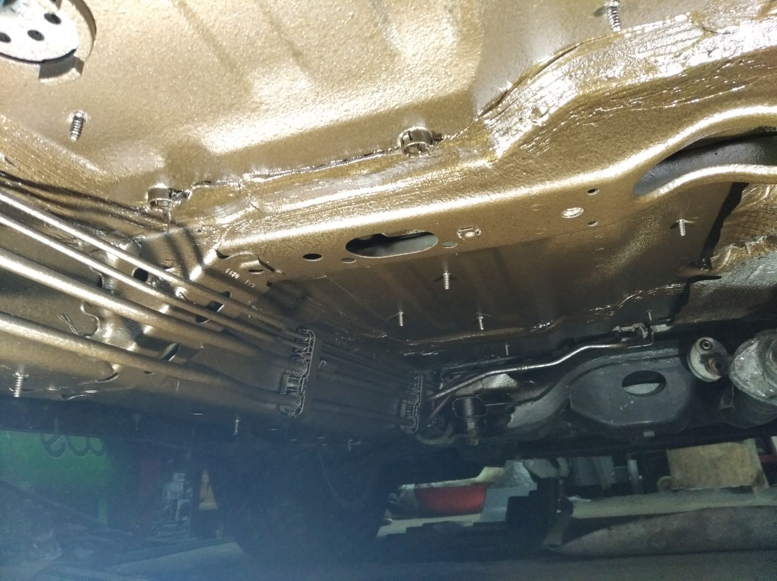 Динитрол для обработки днища. Антикор днища субару импреза 2006. Обработка днища динитролом. Geely atlas ржавчина. Обработка днища динитролом.