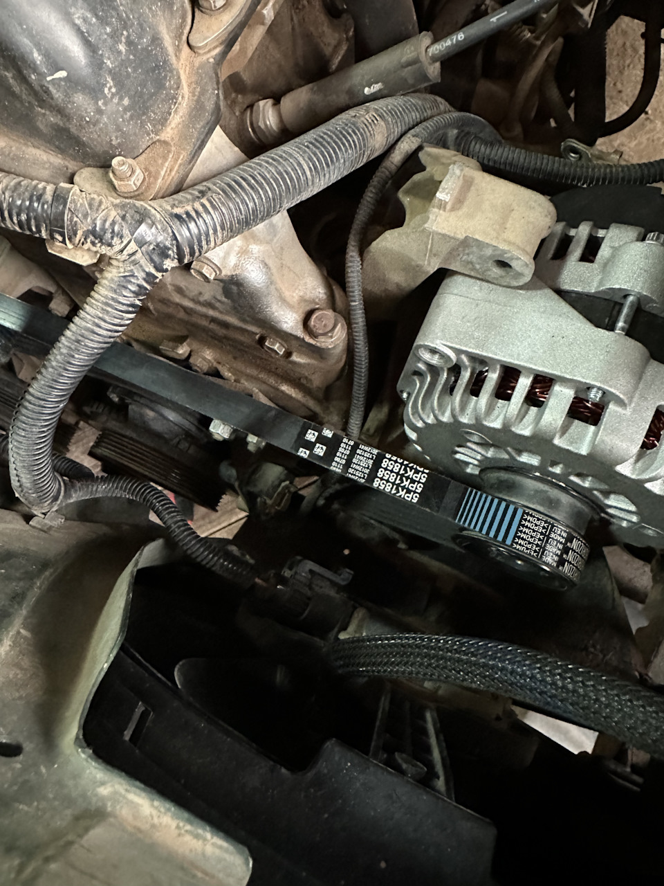 Так же сменил шкив на родной — Chevrolet Niva GLX. Запчасти на фото: 5PK1858, A0000920001