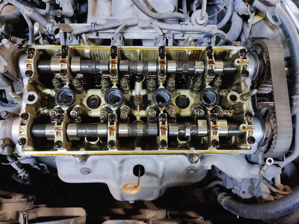 Замена уплотнительного кольца трамблера, сальников свечных колодцев ...