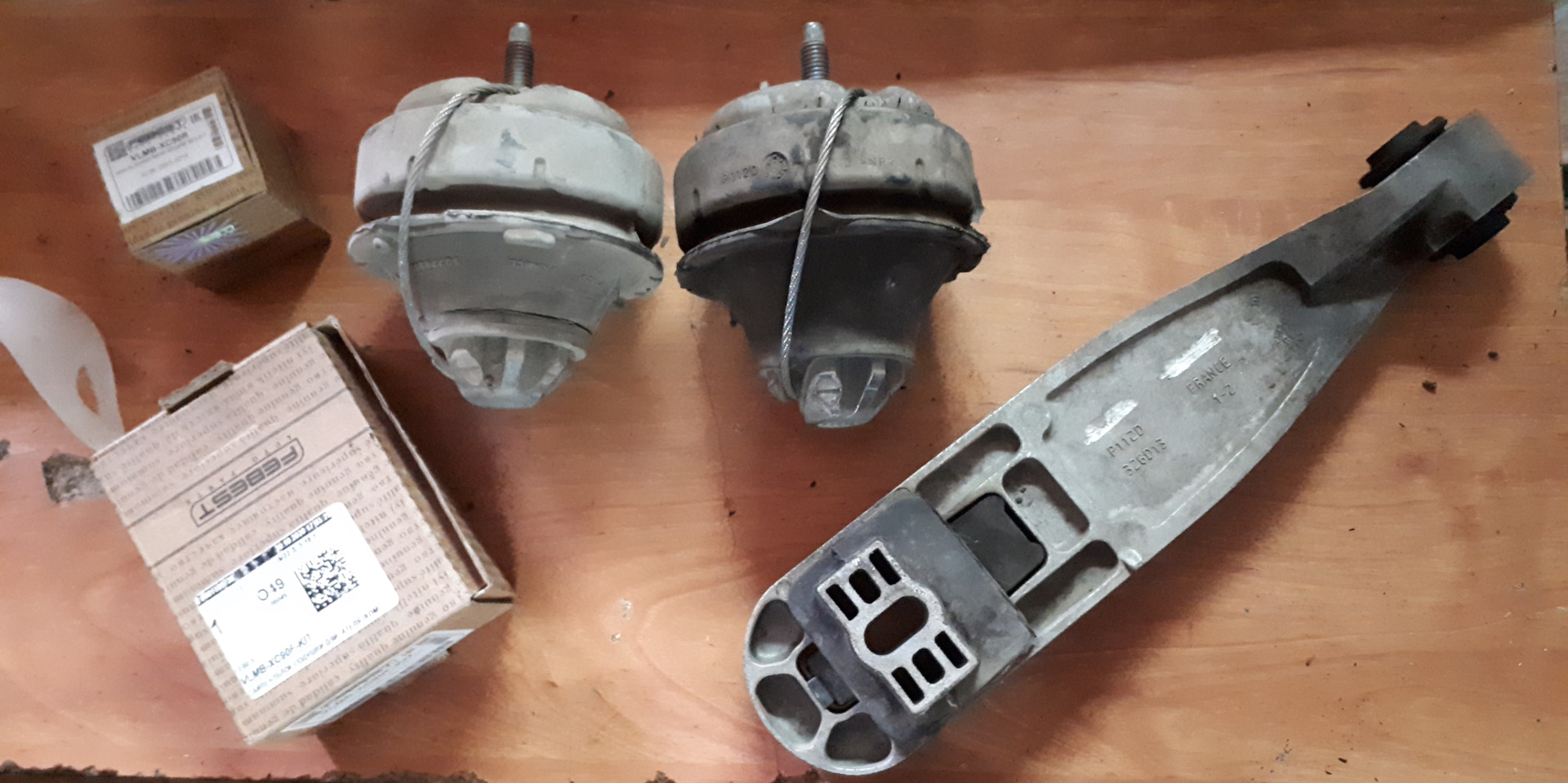 Подушки двигателя xc90. Подушки двигателя xc90. 2 подушки двигателя. Верхняя подушка двигателя вольво хс90 2. Volvo xc90 опора двигателя.