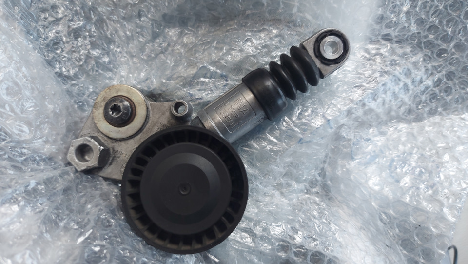 37. Замена гидронатяжителя. Распорка. — Volvo V60 (1G), 2 л, 2011 года ...