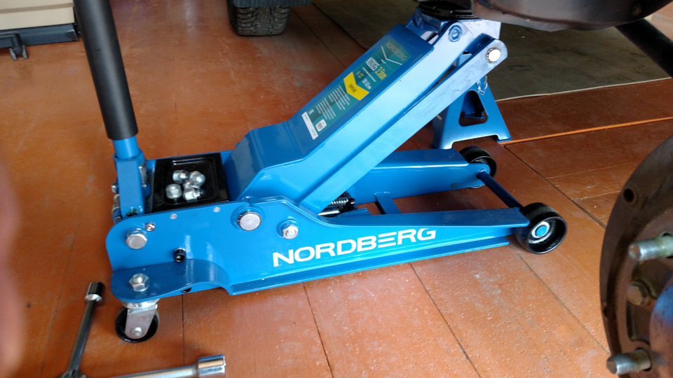 Домкрат NORDBERG N32035 и подставка NORDBERG N3003E — Lada 4x4 3D, 1,7 ...