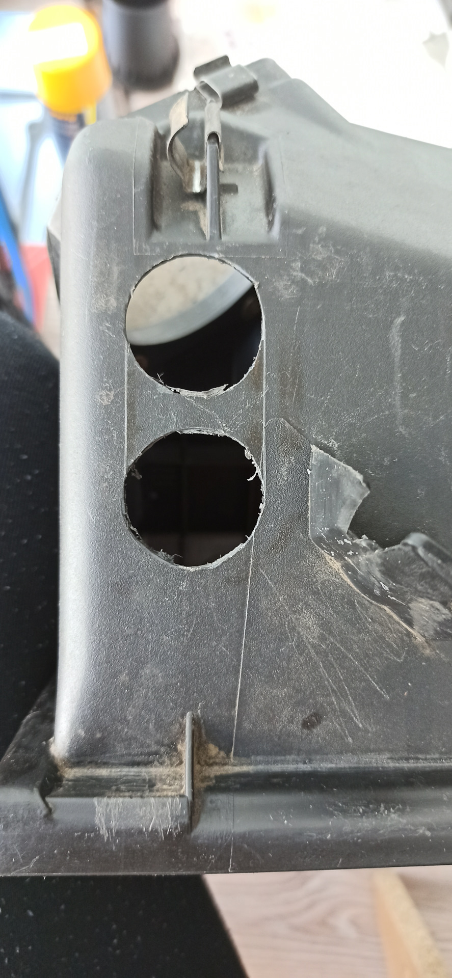 Сверлим две дырки перьевым сверлом. Не забыв снять перед этим внутри патрубок, который направляет воздух на расходометр. — Audi A4 (B5)