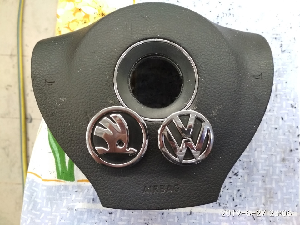 Как снять эмблему skoda с руля Замена логотипа в руле Фольксваген на логотип Шкода. - Skoda Fabia Mk1, 1,6 л, 2
