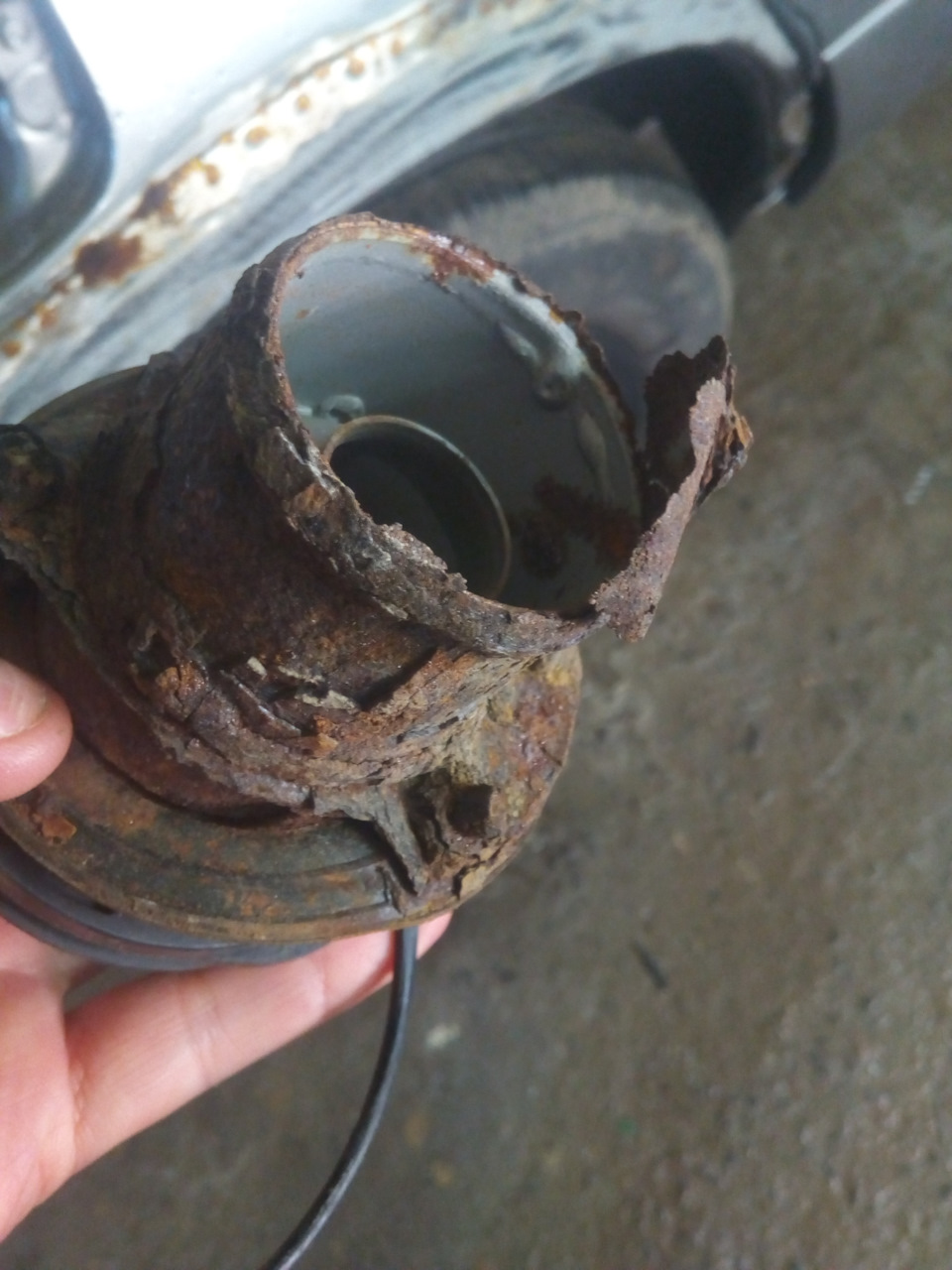 Заливная горловина бензобака всё… — Subaru Forester (SG), 2 л, 2007 ...
