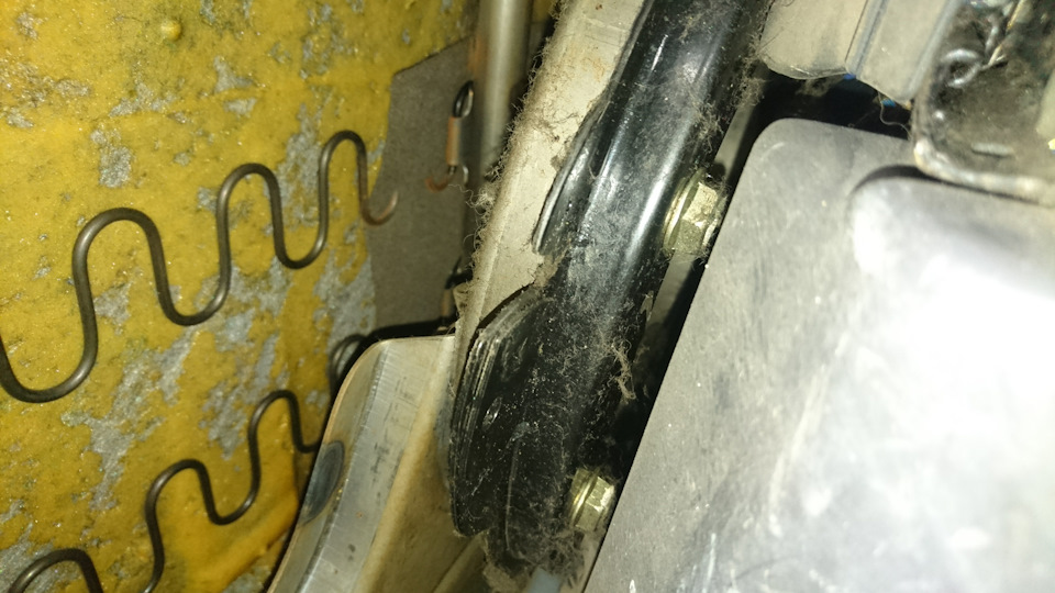 Стопор и паз фиксатора в положении спиной по ходу движения — Honda Stepwgn (1G)