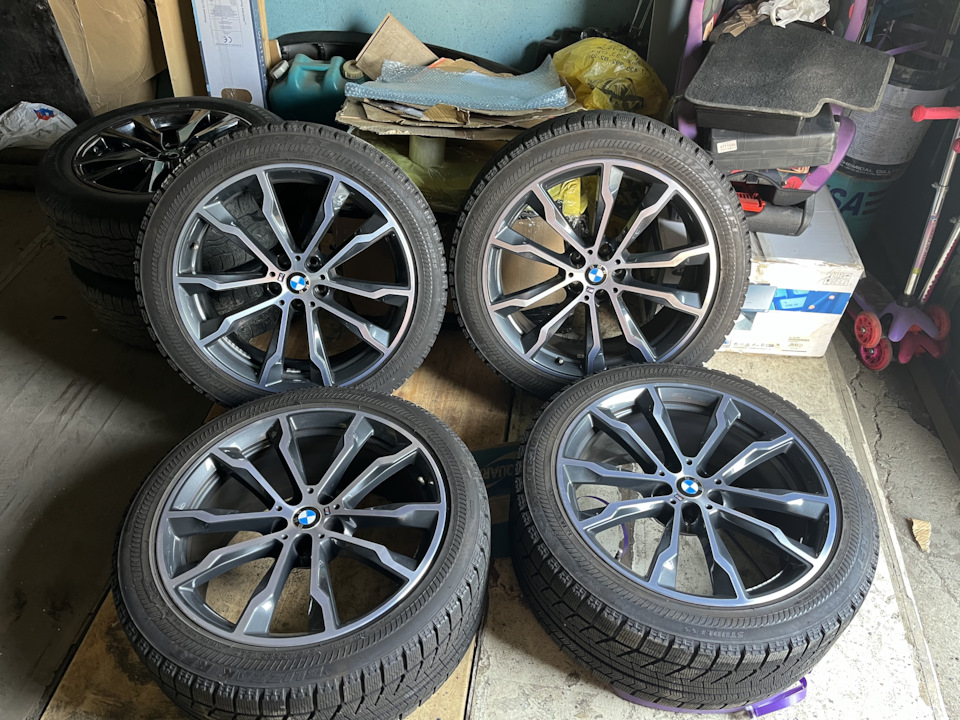 Шины зимние нешипованные Bridgestone 245/45 R20, литые диски BMW 9 ...