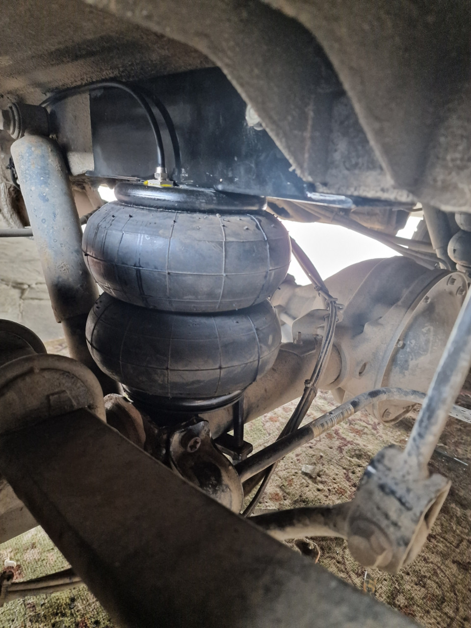 Установка пневмы на зад — Mercedes-Benz Sprinter (2G), 2,2 л, 2018 года ...