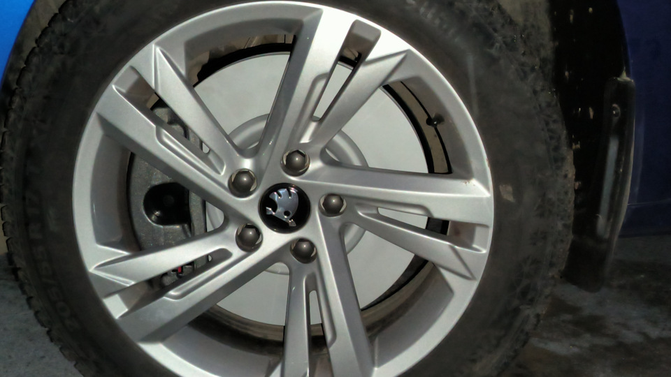 зазор около 1 см между суппортом и диском — Skoda Octavia A8 Mk4