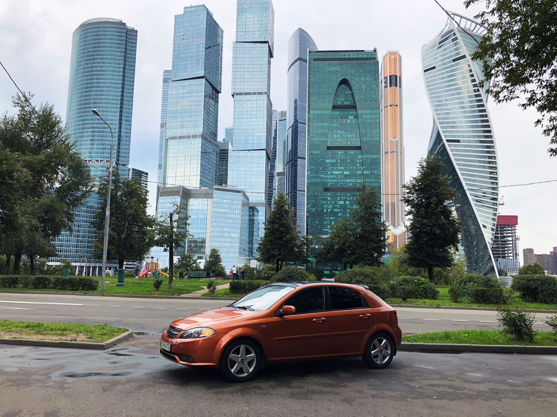 Москва аренда машины легковой. Мондео 4 Москов Сити. Машина на фоне Москва Сити. Дорога на фоне Москва Сити. Дорогие машины на фоне Москвы Сити.