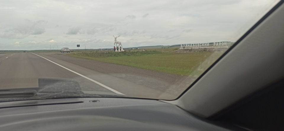 Далее мы въезжаем в Баяндаевский район. Да, тот чел на фотке встал и загородил букву А. Не сразу заметил даже, туристы они такие)) — Mazda 323 IV