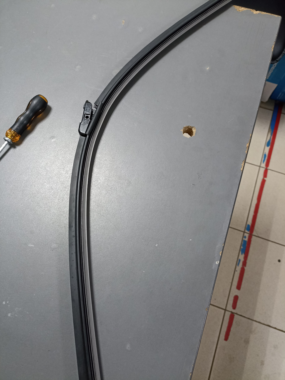 Замена резинок на щетках стеклоочистителя — Ford Focus III Wagon, 2 л ...