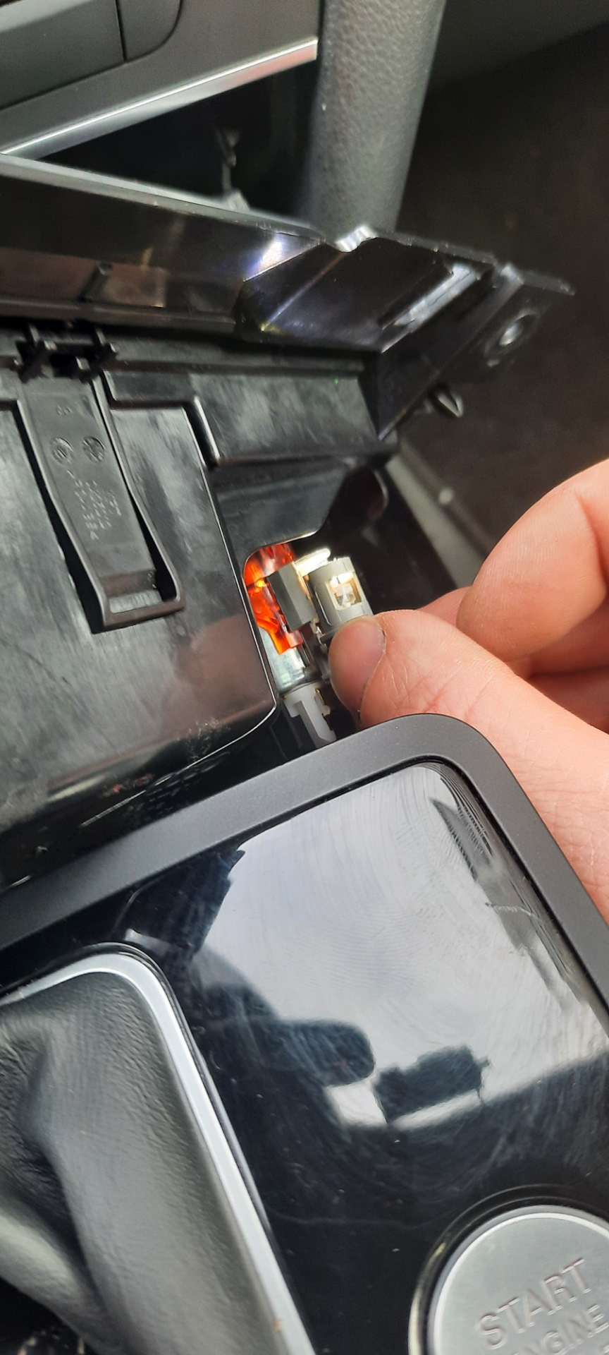 Замена лампочки в прикуривателе — Audi A7 Sportback (1G), 3 л, 2015 ...