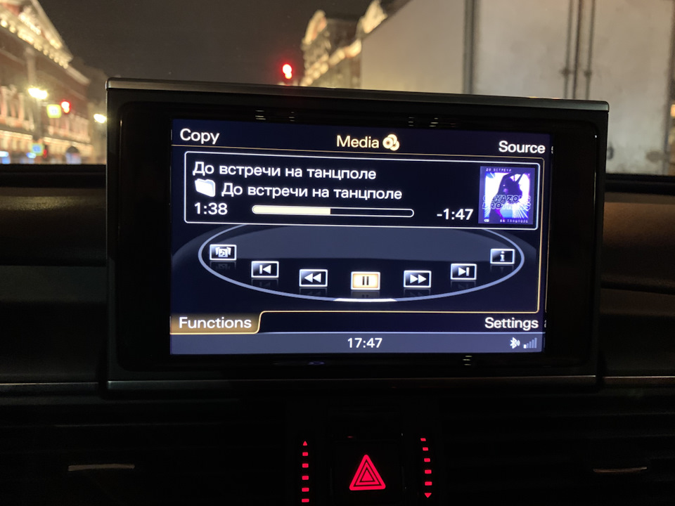 что такое mmi в ауди. sAAAgHXX A 960. что такое mmi в ауди фото. что такое mmi в ауди-sAAAgHXX A 960. картинка что такое mmi в ауди. картинка sAAAgHXX A 960. Решил детально разобраться в функциях и возможностях AudiConnect установленном в моём автомобиле. Для начала необходимо зарегистрироваться на сервисе myAudi через официальный сайт. Есть такое словосочетание "user friendly interface" — понятный для использования интерфейс и вот это понятие никак не отнесешь к сервису myAudi. Куча картинок и бесполезной информации, вдобавок отсутствие прямых ссылок, вызывает по крайней мере недоумение при поиске необходимой информации на официальном сайте ауди и последующей необходимой регистрации в сервисе. Все расставляет на свои места руководство по эксплуатации, ему впоследствии и доверяю больше.После регистрации вводим VIN своего авто и в личном кабинете подгружается вся информация по автомобилю. На страничке видим фотки машины, как в конфигураторе. Есть раздел "Бортжурнал" в котором открывается доступ на полнообъёмную онлайн инструкцию по эксплуатации. Также можно ввести индивидуальные данные автомобиля, такие как пробег, дата регистрации, номерной знак, выкупная цена и еще какая то фигня. Не стал заполнять. Ну и последний раздел — удалить профиль автомобиля).Во вкладке "функции" главного экрана доступно скачивание обновлённых карт. Можно скачать целиком всю Европу (13,3 Гб), а можно только по необходимым регионам (например Россия — 2,1 Гб).Во вкладке "сервис" можно найти информацию о ближайшем сервис центре и получить общие рекомендации по сервисным работам в зависимости от пробега и возраста автомобиля.И… больше НИХРЕНА нет! Инструкция по myAudi не соответствует действительному интерфейсу. Данные с немецкого сайта разнятся с данными на русском сайте. Приложение из AppStore имеет какой то урезанный функционал с общей ознакомительной информацией. Может что то и изменится с активацией Audi Connect из автомобиля, но у меня не получилось задать основного пользователя, хоть и ввел все данные корректно. Система выдала ошибку соединения.