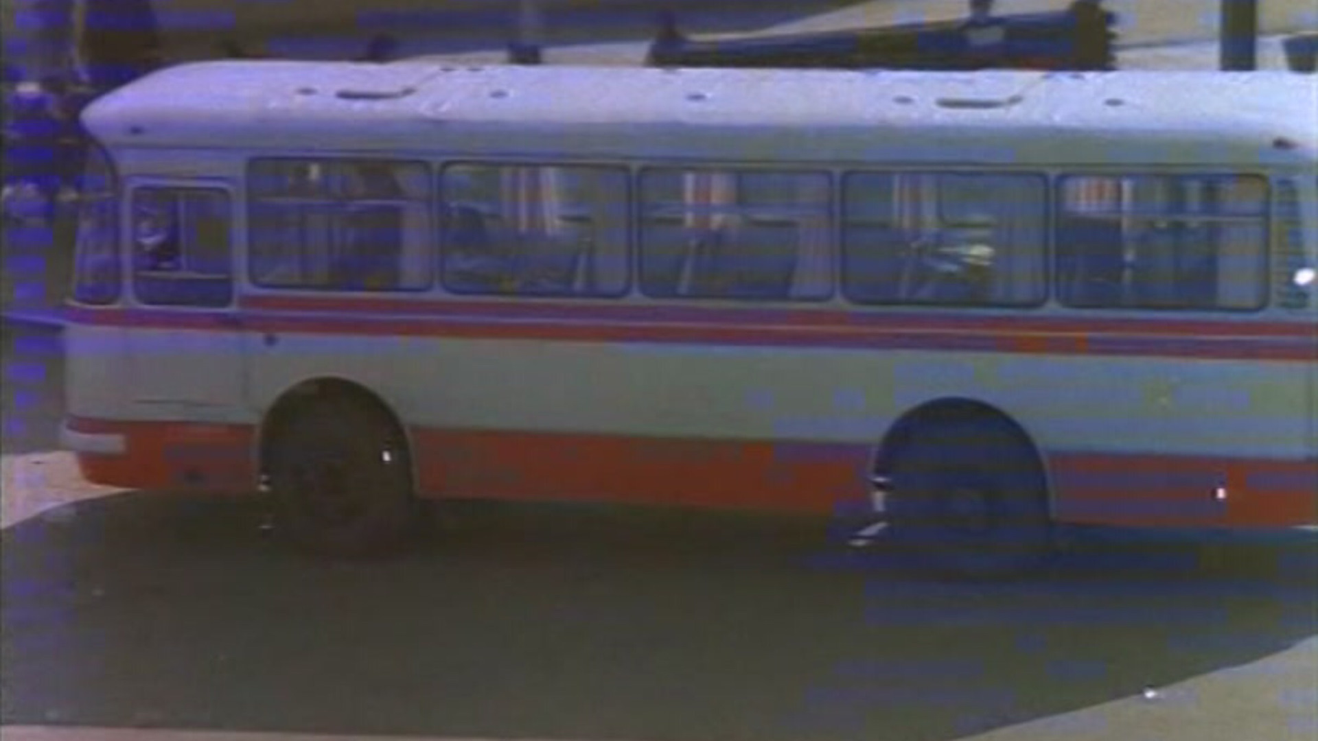 Автобус орджоникидзе 1988. ЛАЗ 695н. ЛАЗ 695н взбесившийся автобус. ЛАЗ-695 автобус. ЛАЗ 695н сверху.