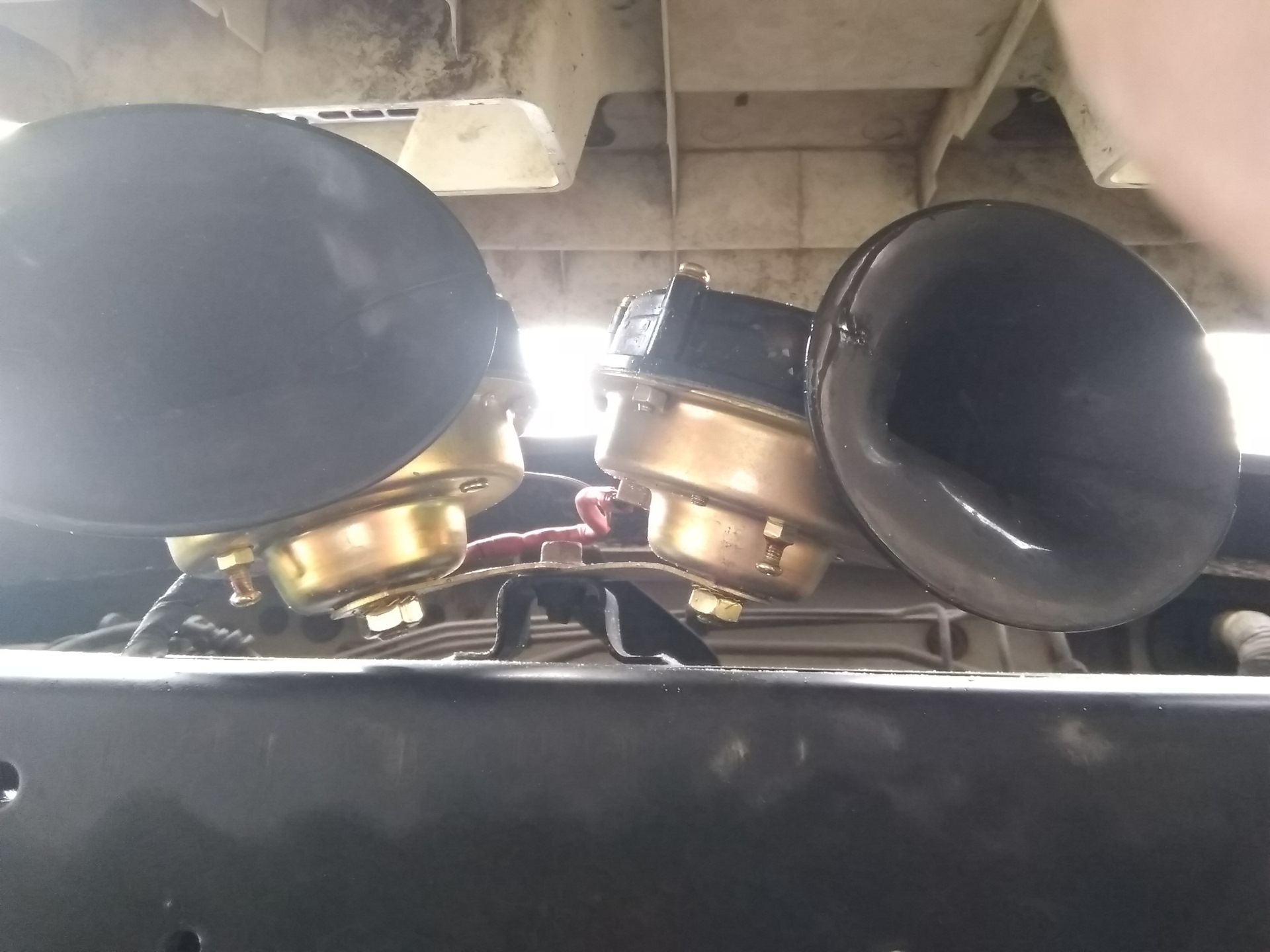Сигнал фе. Звуковой сигнал ГАЗ 3309. Кожух звукового сигнала Хендай hd78. Подключить сигнал Волги на Хендай hd78. Куда установить сигнал на Хендай hd78.