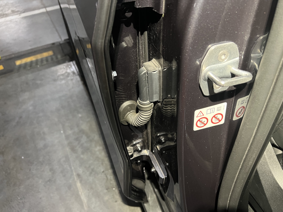 Доступ к петлям задних дверей — BMW X7 (G07)