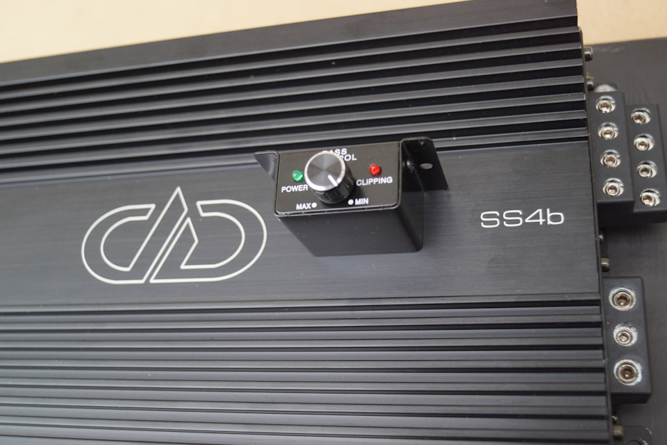 Внешний регулятор с индикатором клиппа, с обратной стороны разъем под RJ12 и плоский черный провод с коннекторами на концах. — Lada Приора Купе