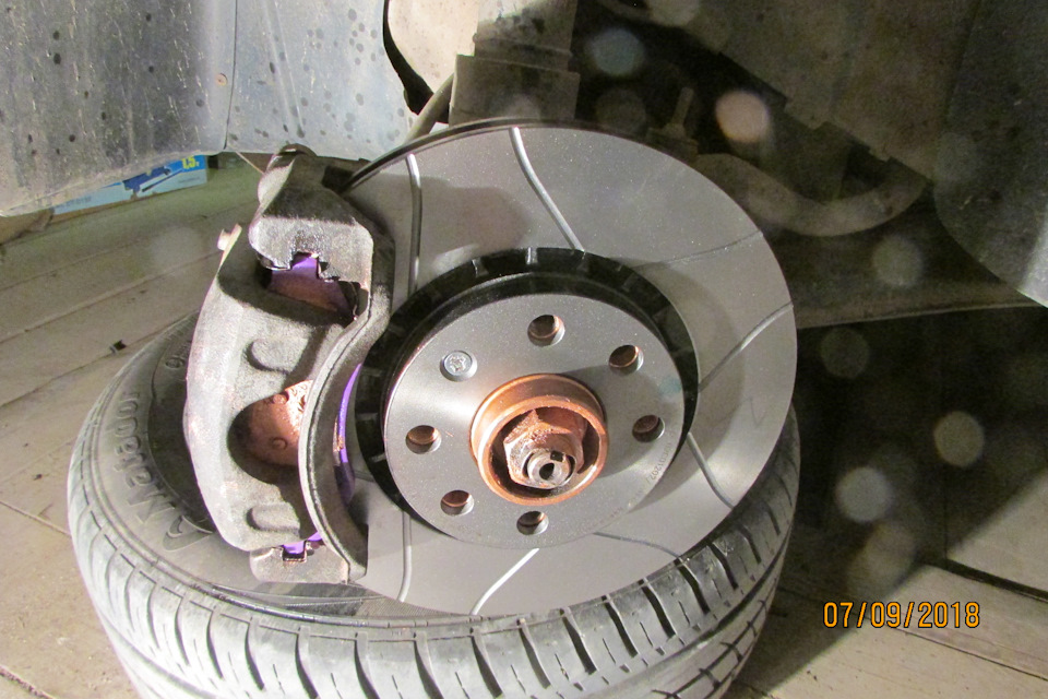 Установленный тормозной диск Brembo и новые колодки в сборе. — Daewoo Nexia (N150)