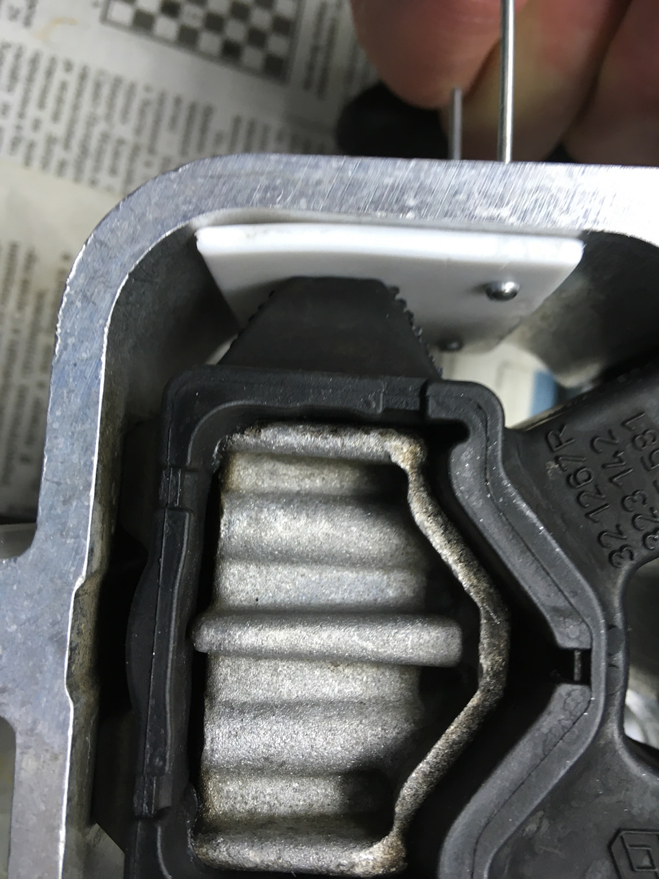 Может ли стучать подушка двигателя. Верхняя подушка двигателя приора. Опоры двигателя на фольксваген поло седан. Может ли стучать подушка двигателя. Подвесной подшипник поло седан 2011 года.