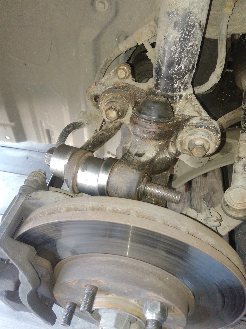 Замена сайлентблока поворотного кулака — Nissan Primera (P12), 1,8 л ...