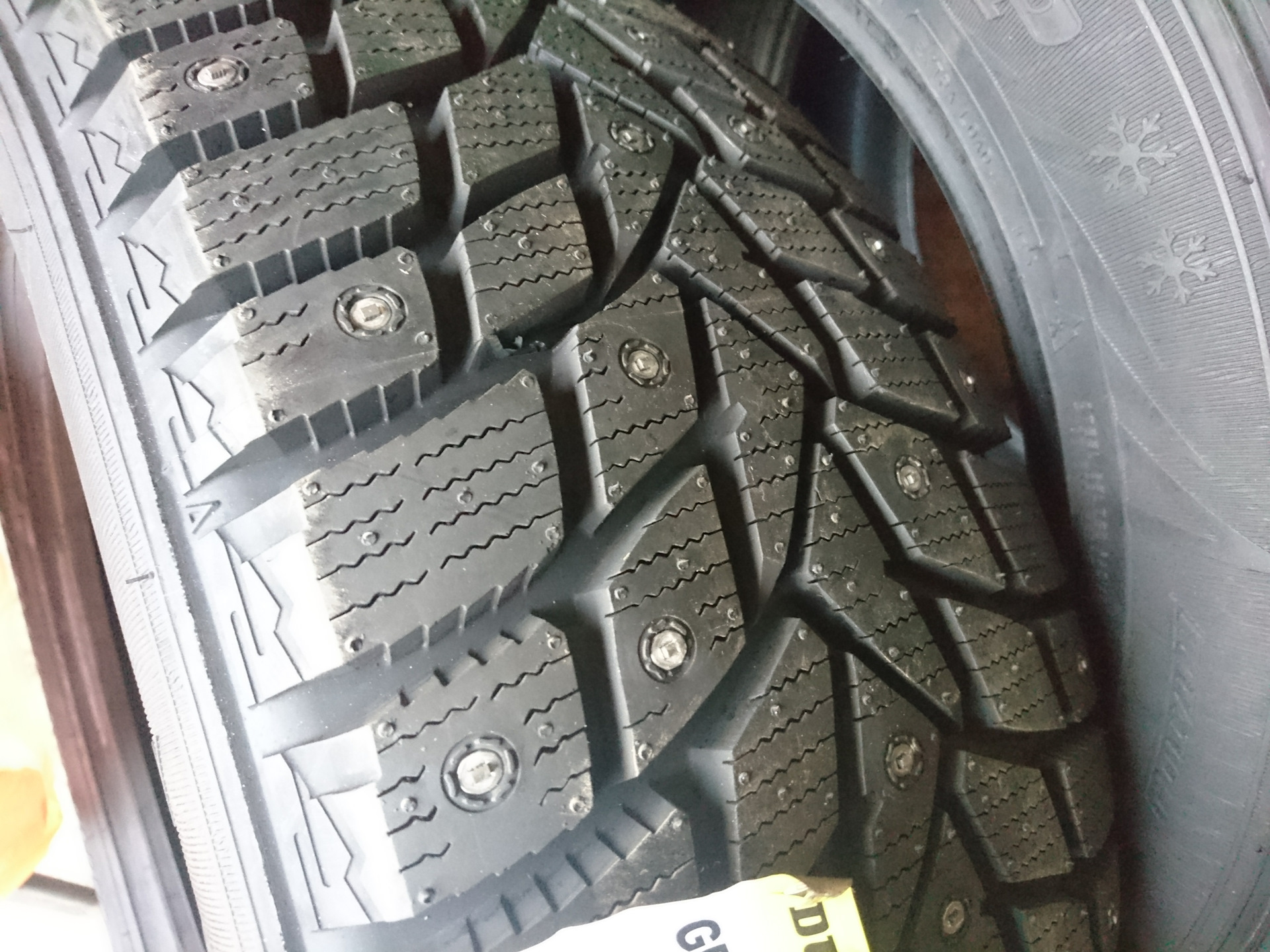 Шины зимние 235 55 r19 шипованная. 235/55 R18 зима шипы. Данлоп ДС 2. Шины Dunlop Grandtrek зимние aic2 показать направления. Плохая динамика на новой зимней шипованной резине Dunlop.