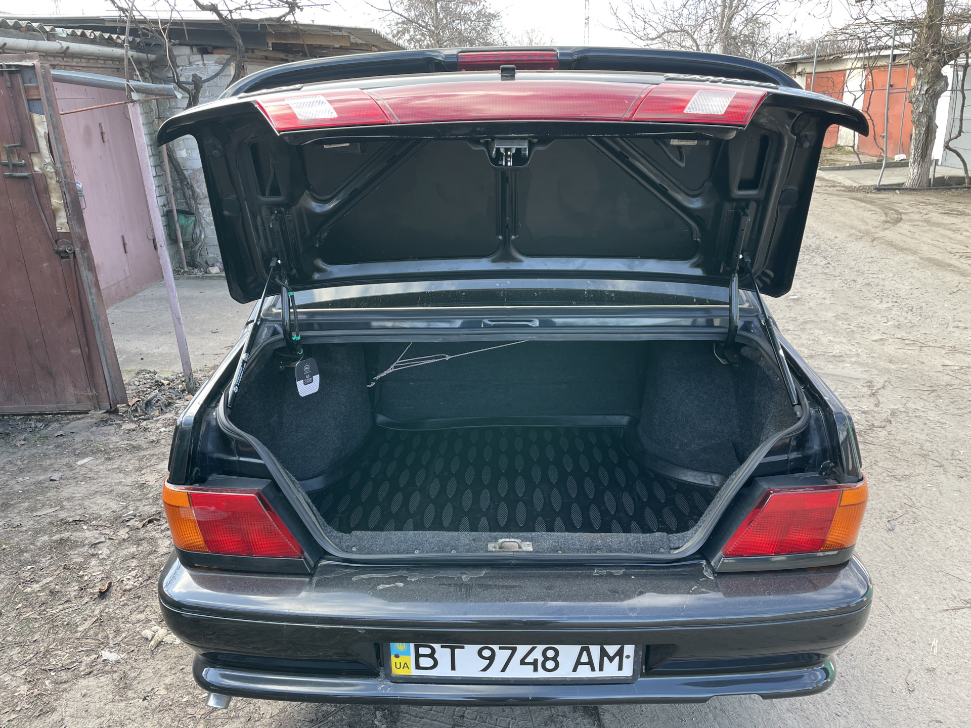 Газовые упоры в багажник. — Lada 2115, 1,6 л, 2008 года | своими руками ...