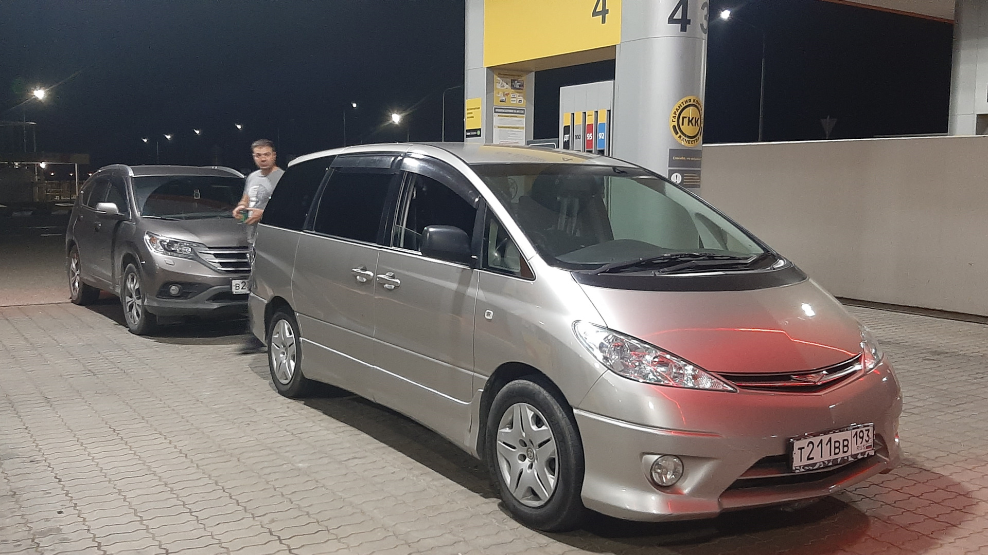 Nissan Serena vs Toyota Estima. Estima 2 Рестайлинг. Тойота Эстима тюнинг фото. Фото Армавир тоета Естима машина.