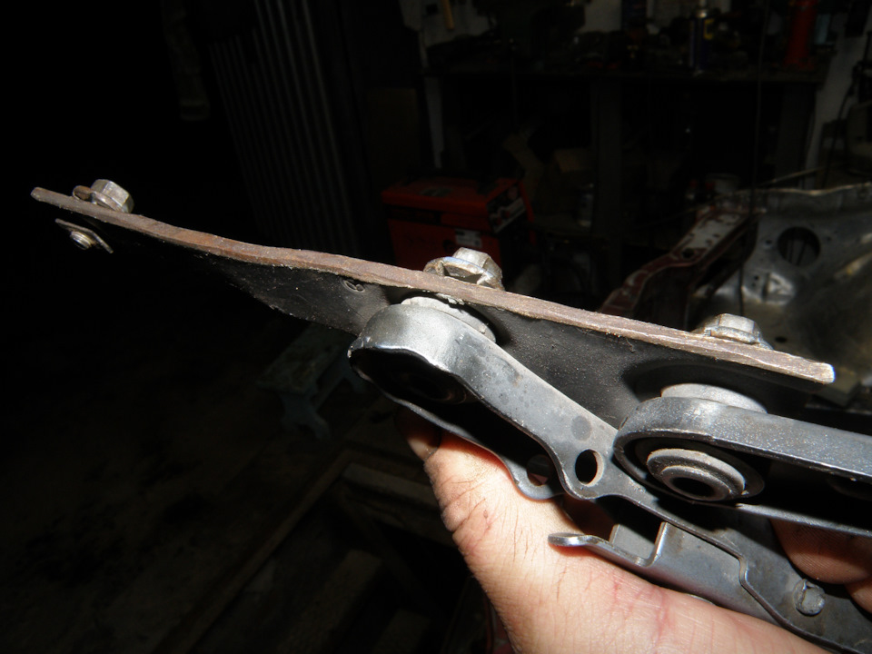 А с другой стороны, внимание, необработанный рез от болгарки. То есть, от него отрезали что-то лишнее — Mercedes-Benz E-Class (W124)