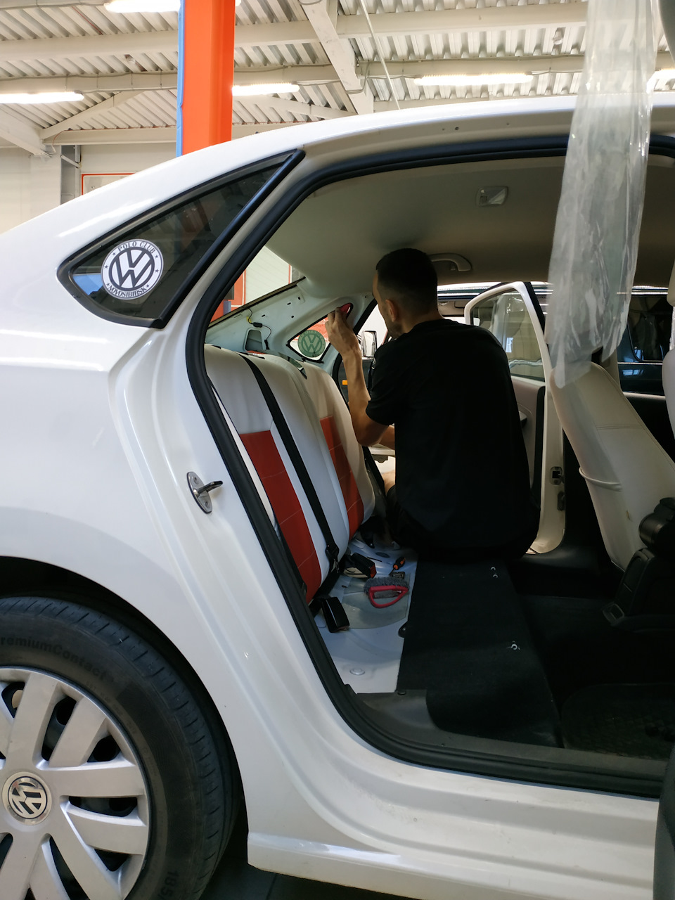 В принципе, технические параметры Стаса позволяют с правого сиденья закатать левую форточку, но ради качества он пересел😄 — Volkswagen Polo Sedan