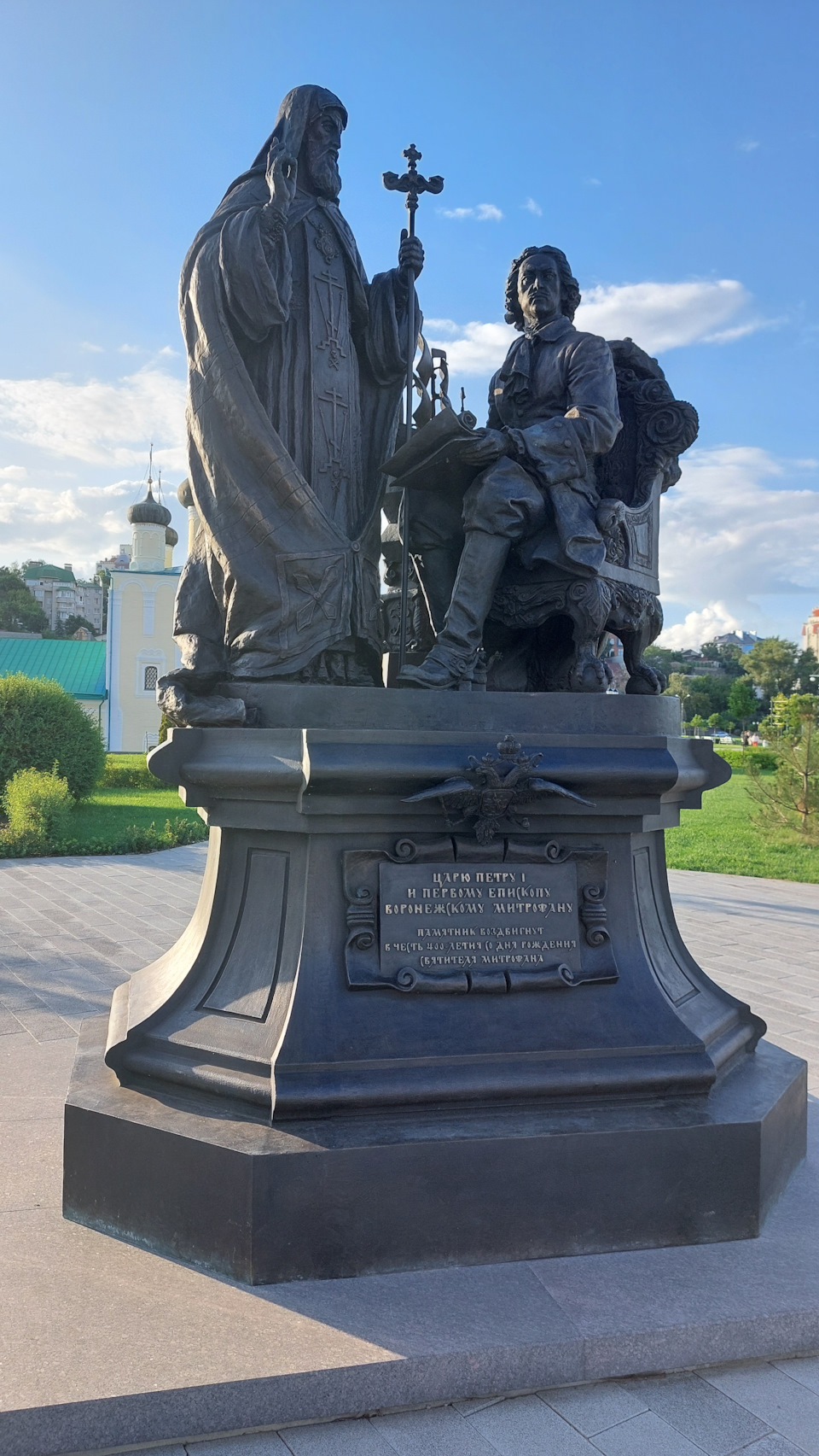 Памятник Петру I и епископу Воронежскому Митрофану — KIA Sorento (2G)