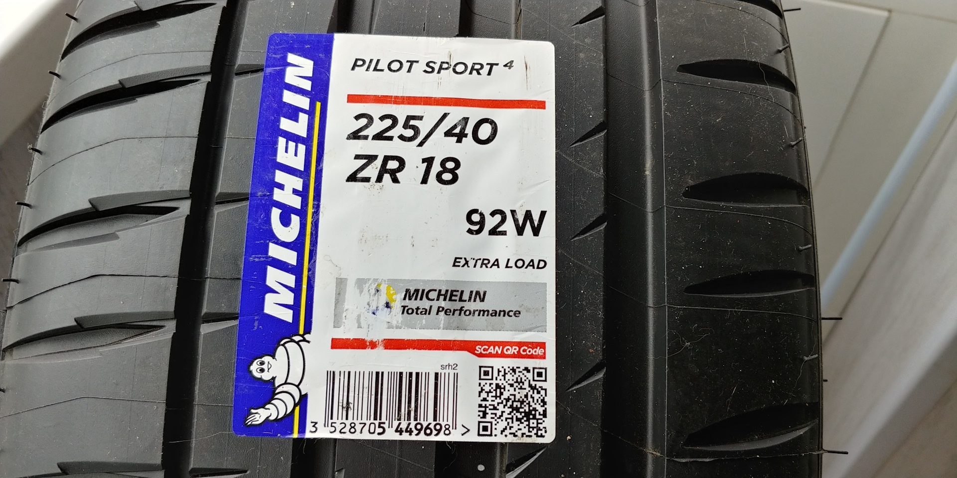 Мишлен 4 лето. Michelin Pilot Sport 4 225/40 r18. Michelin Pilot Sport 4 r18. 195 50 15 Мишлен пилот спорт 4. Мишлен пилот спорт 3 225/40/18.