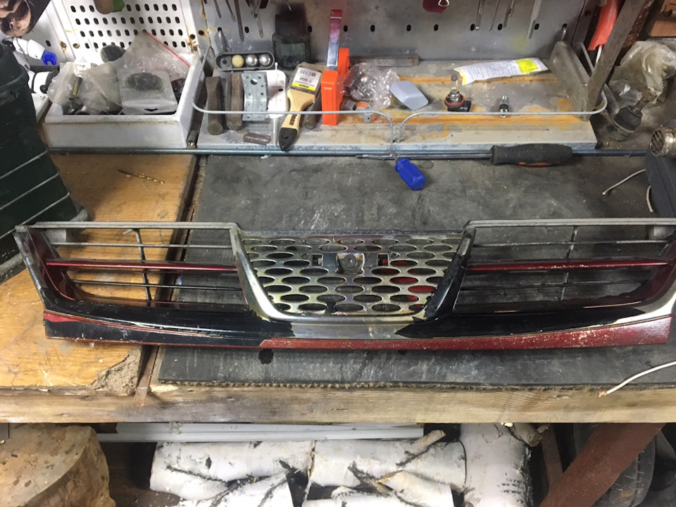 Как снять хром с решетки радиатора — Toyota Carina (7G), 1,5 л, 2000 ...