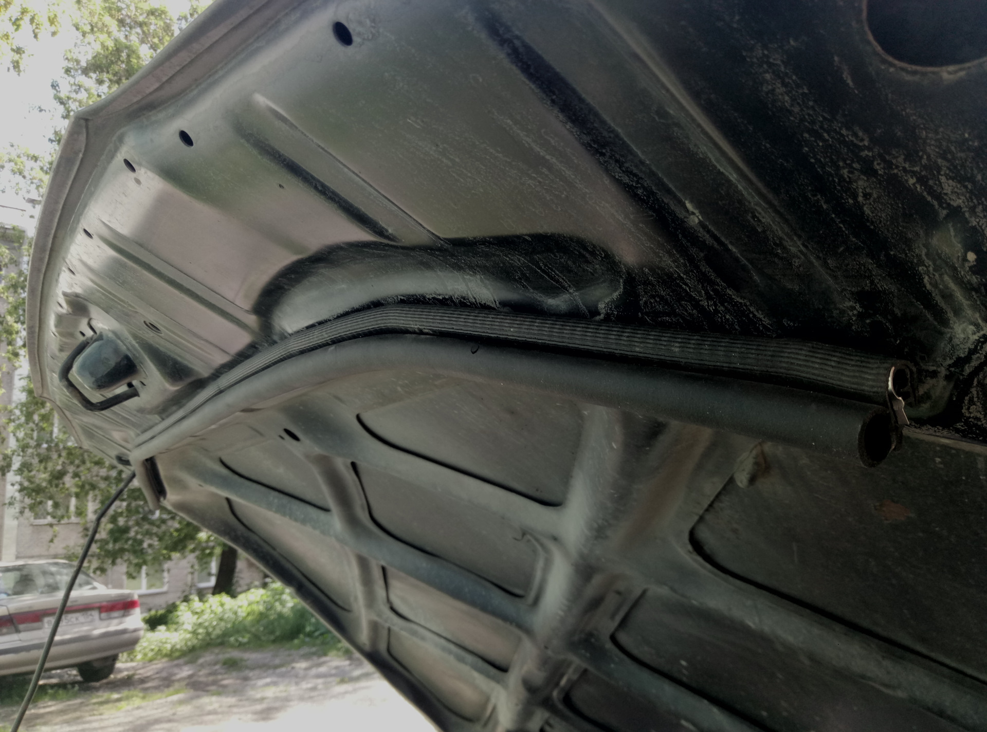 Уплотнитель капота. — Toyota Corolla (100), 1,8 л, 1994 года | своими ...